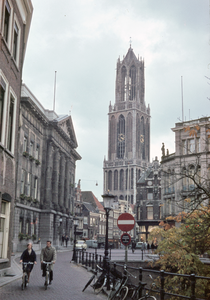 831839 Gezicht op de Domtoren te Utrecht met links het stadhuis (Stadhuisbrug 1).